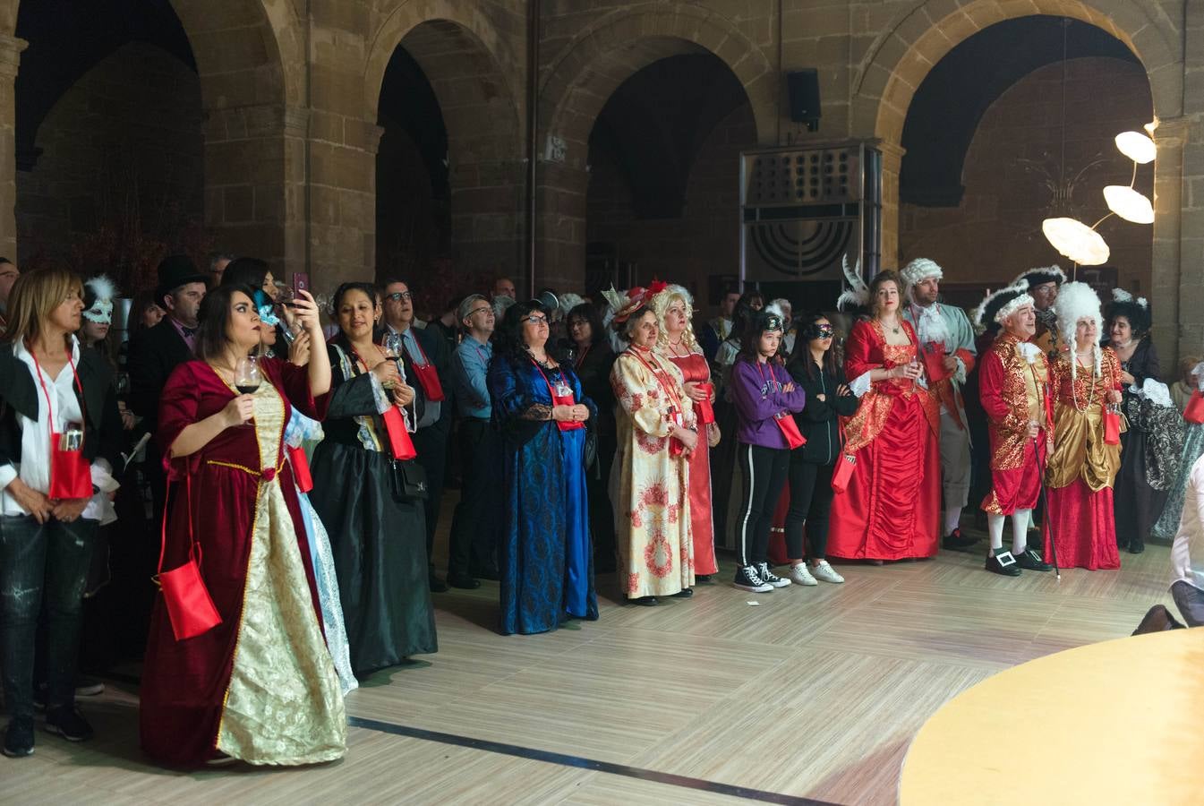 El claustro de Los Agustinos de Haro rezuma alegría con un Carnaval del Vino inspirado en el Siglo de las Luces 