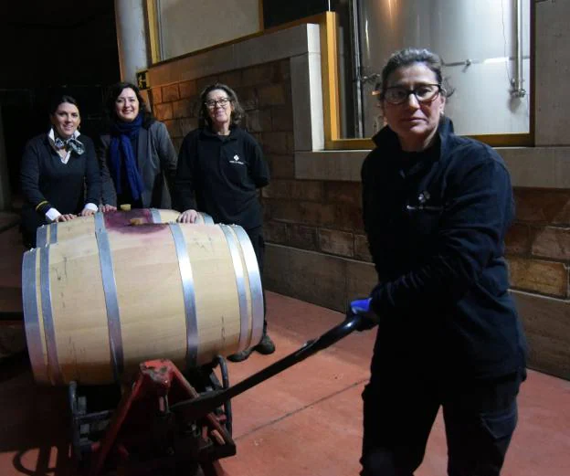 Marta y María Besga, con María Ángeles y Eulalia de Bodegas Castillo de Mendoza. :: 