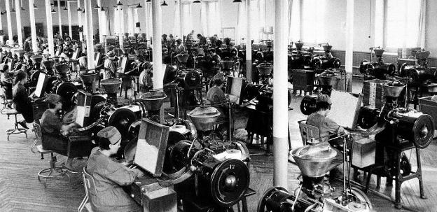 Cigarreras en la sala de máquinas (instalaciones actuales de la Biblioteca Pública) durante una jornada de trabajo en los años 40. 