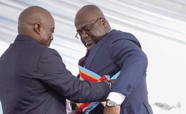 Félix Tshsekedi recibe la banda presidencial del expresidente Joseph Kabila.