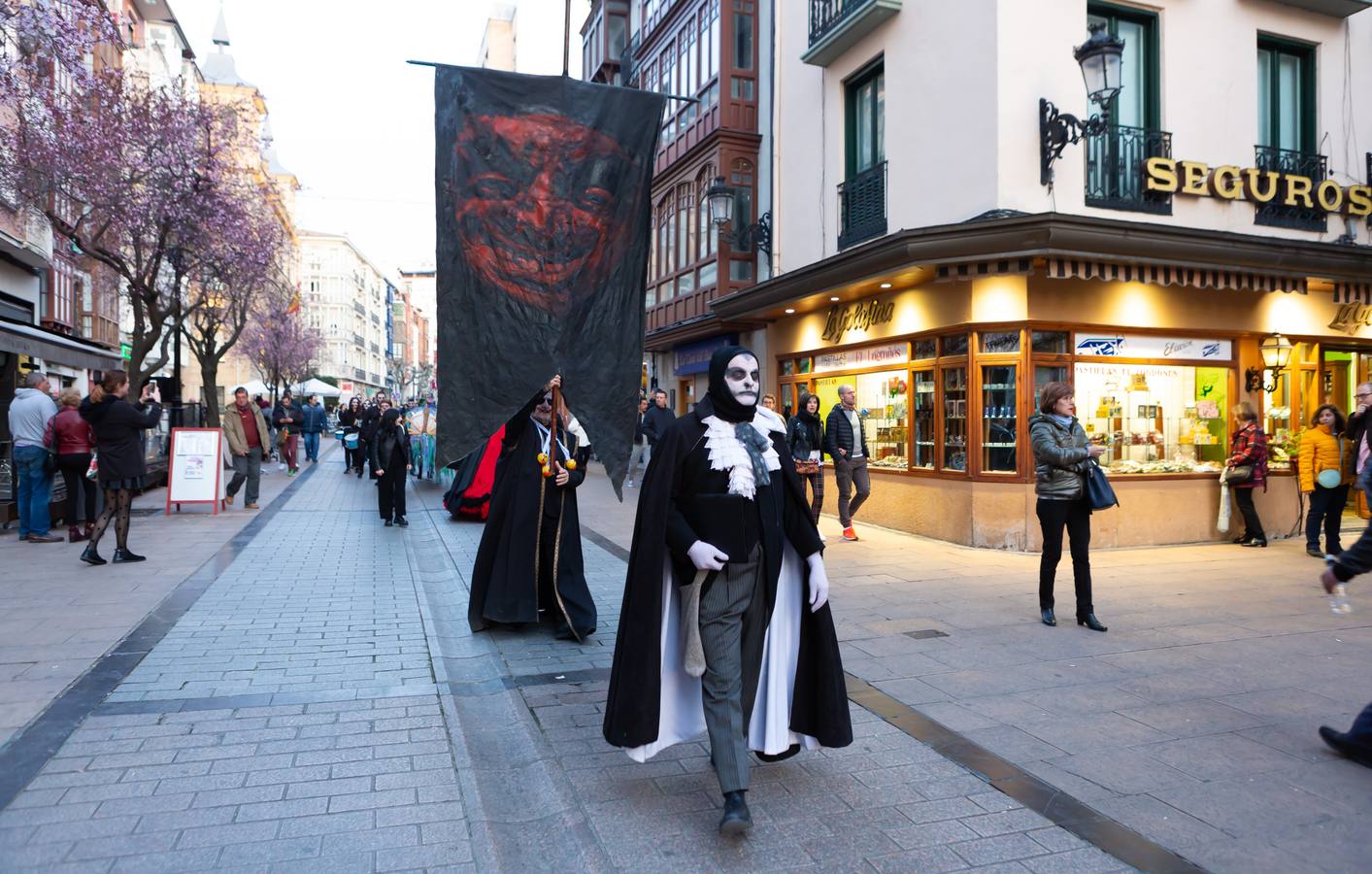 El Carnaval finaliza en Logroño con la Quema en la Plaza del Mercado, donde no faltó el concurso de lloros entre el público