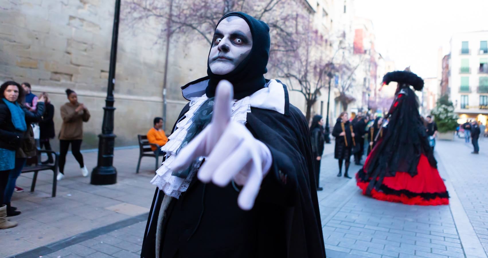 El Carnaval finaliza en Logroño con la Quema en la Plaza del Mercado, donde no faltó el concurso de lloros entre el público