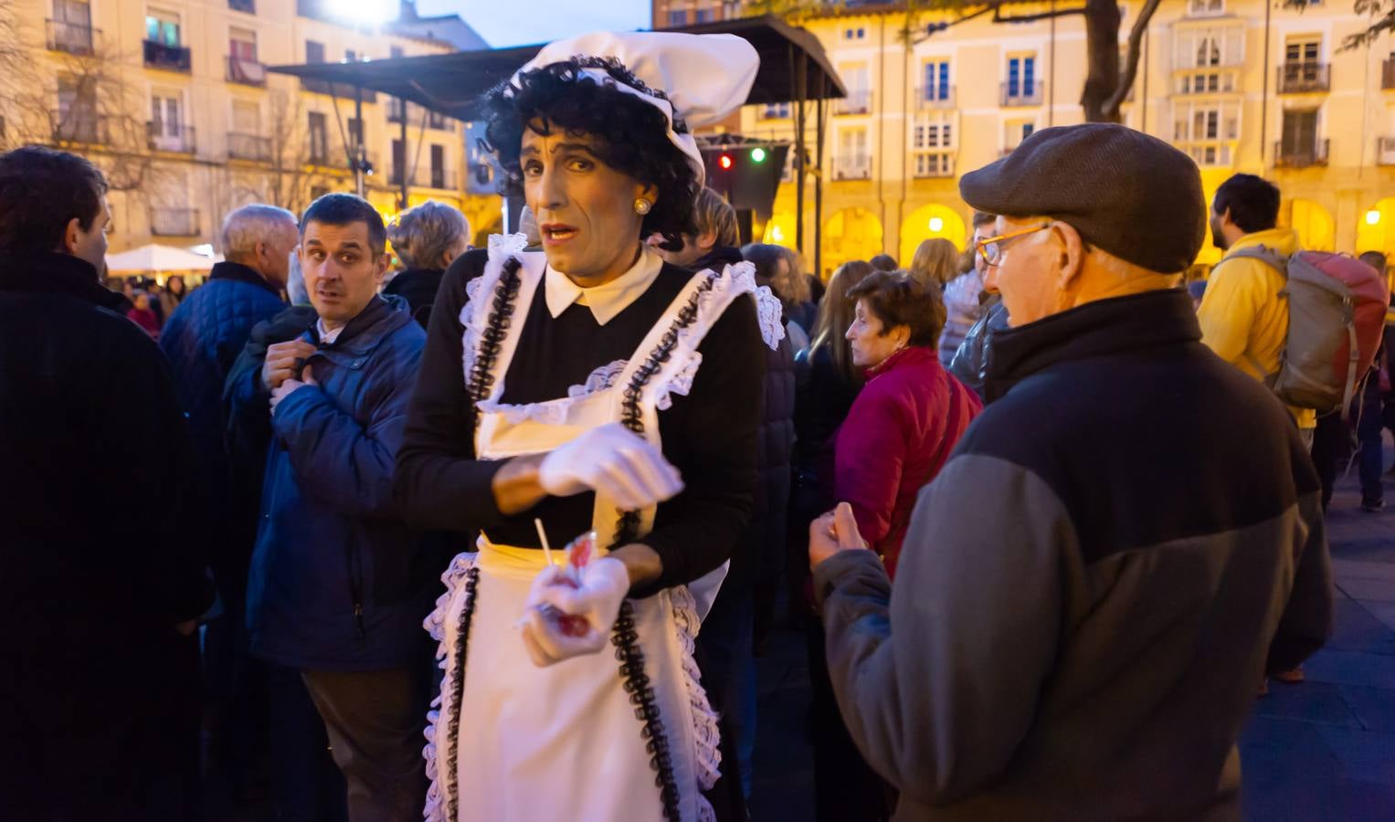 El Carnaval finaliza en Logroño con la Quema en la Plaza del Mercado, donde no faltó el concurso de lloros entre el público