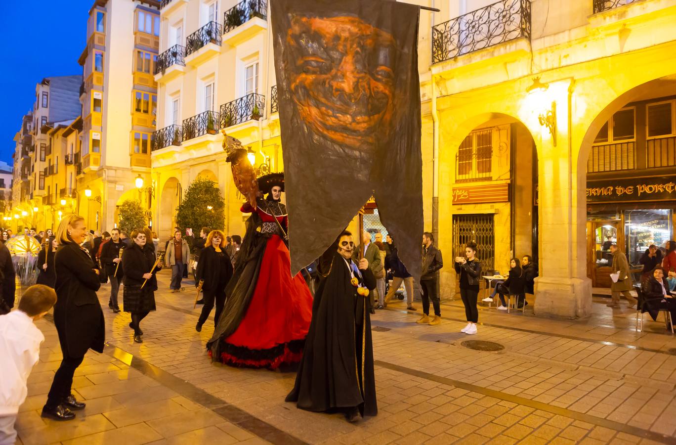 El Carnaval finaliza en Logroño con la Quema en la Plaza del Mercado, donde no faltó el concurso de lloros entre el público