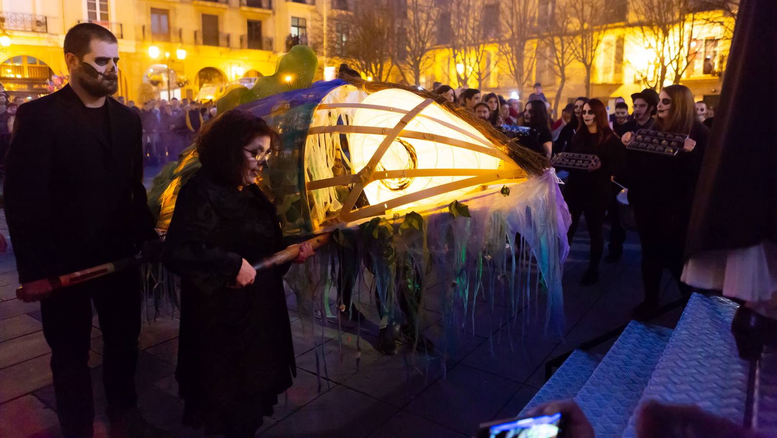 El Carnaval finaliza en Logroño con la Quema en la Plaza del Mercado, donde no faltó el concurso de lloros entre el público