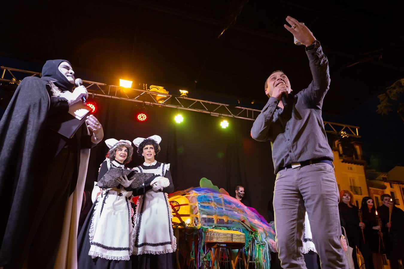 El Carnaval finaliza en Logroño con la Quema en la Plaza del Mercado, donde no faltó el concurso de lloros entre el público