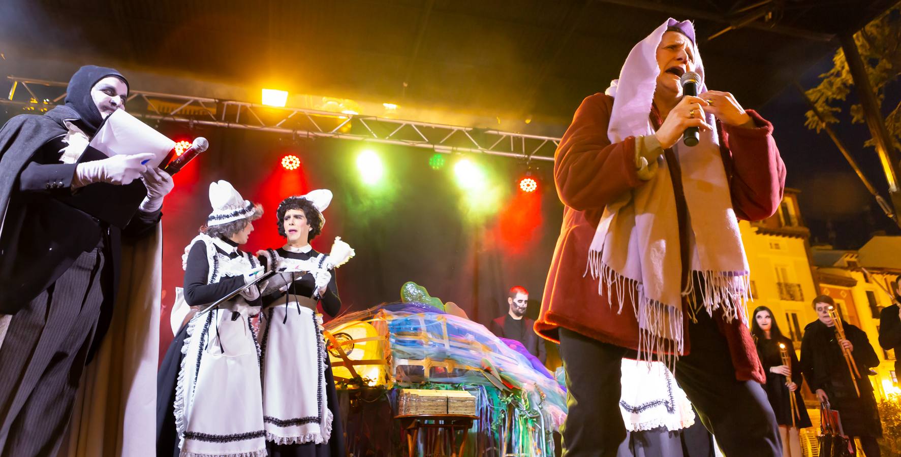 El Carnaval finaliza en Logroño con la Quema en la Plaza del Mercado, donde no faltó el concurso de lloros entre el público