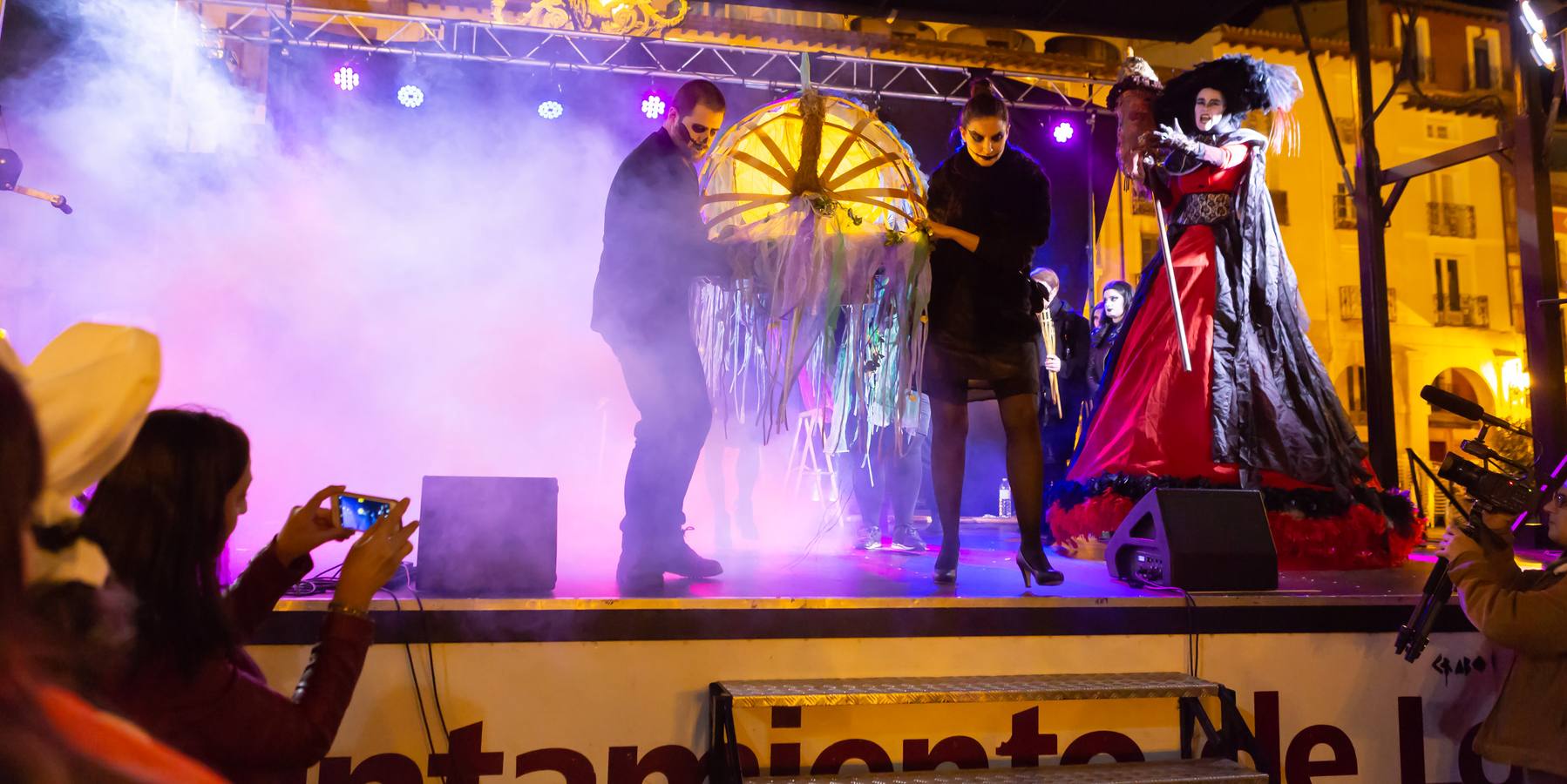 El Carnaval finaliza en Logroño con la Quema en la Plaza del Mercado, donde no faltó el concurso de lloros entre el público