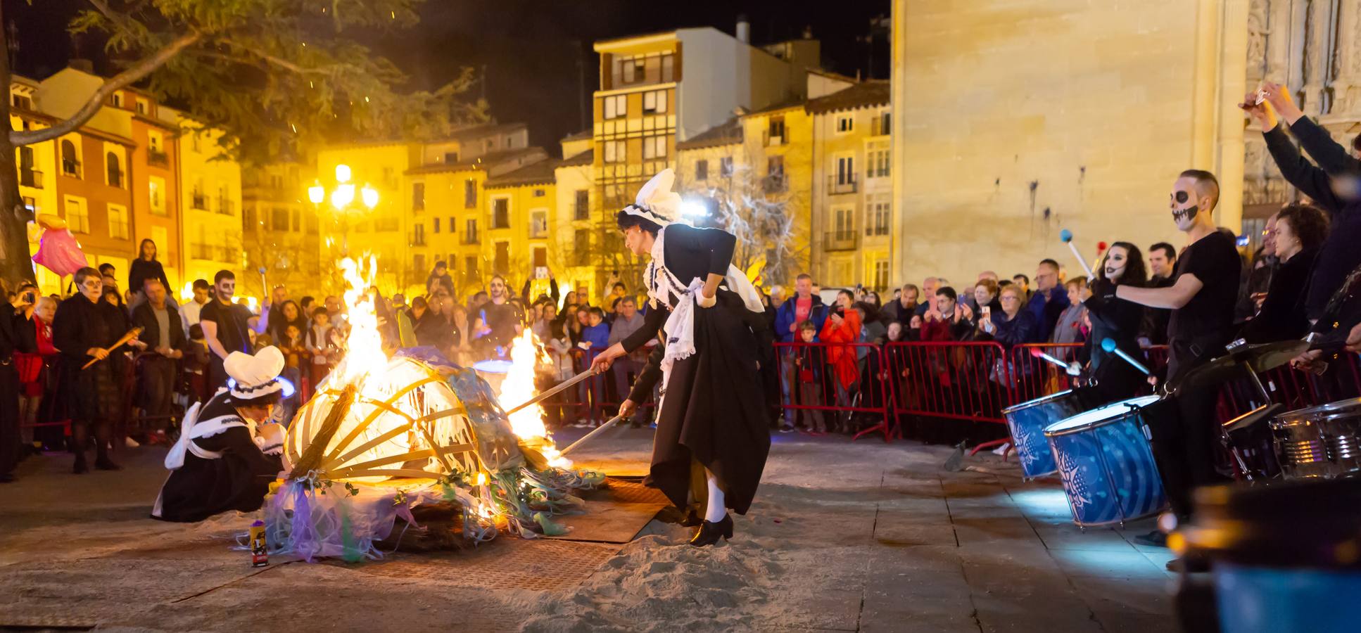 El Carnaval finaliza en Logroño con la Quema en la Plaza del Mercado, donde no faltó el concurso de lloros entre el público