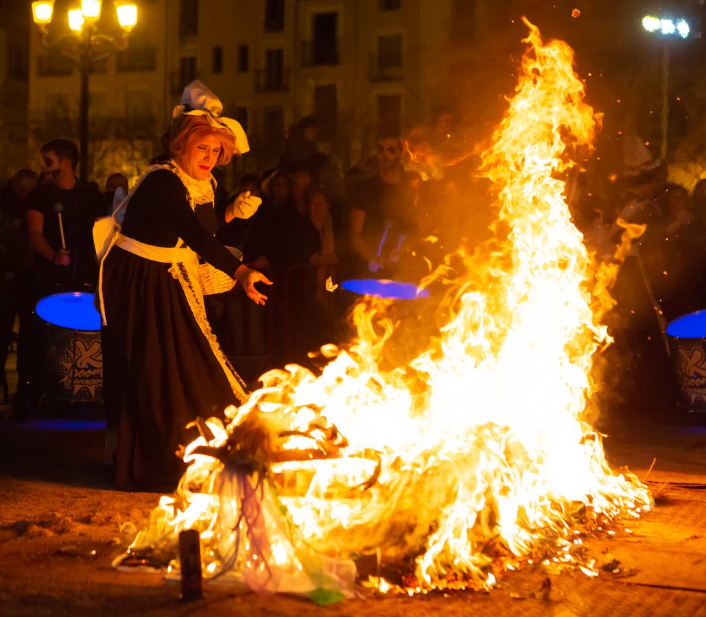 El Carnaval finaliza en Logroño con la Quema en la Plaza del Mercado, donde no faltó el concurso de lloros entre el público