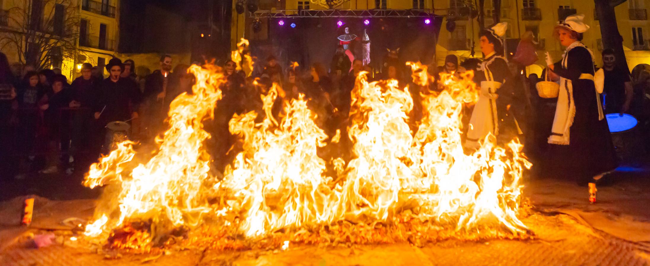 El Carnaval finaliza en Logroño con la Quema en la Plaza del Mercado, donde no faltó el concurso de lloros entre el público