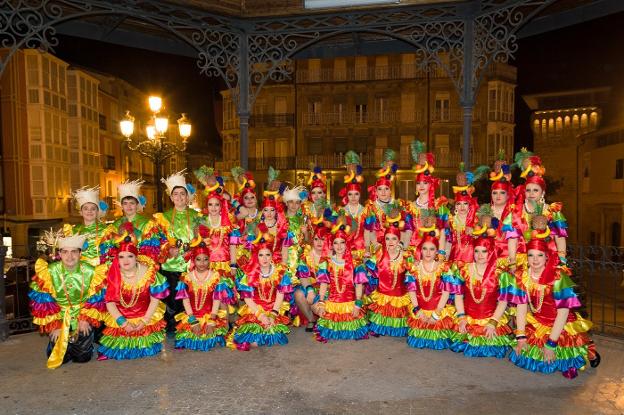  El Centro Juvenil, con un disfraz lleno de color, obtuvo una mención especial por parte del Ayuntamiento de Haro.:: Donézar.