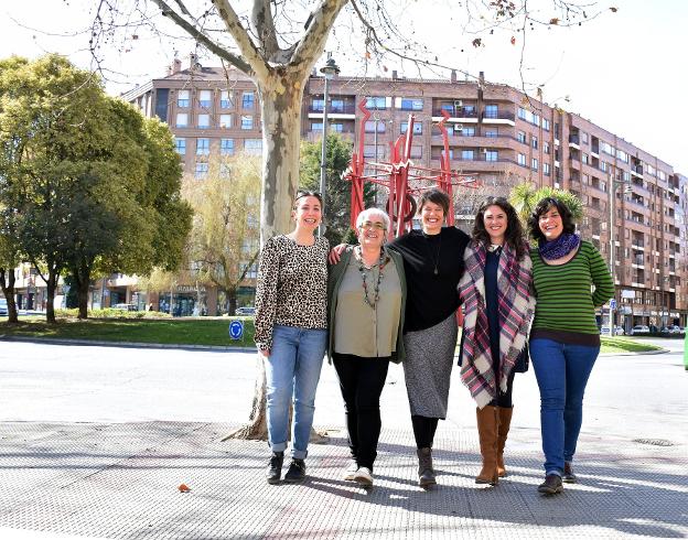 Mirian Villoslada, María Jesús Royo, Beatriz Gil de Gómez, Mirian Gómez-Lobo y Nuria Vicente, ante 'El espejo de Venus', la escultura dedicada por Logroño a las mujeres.