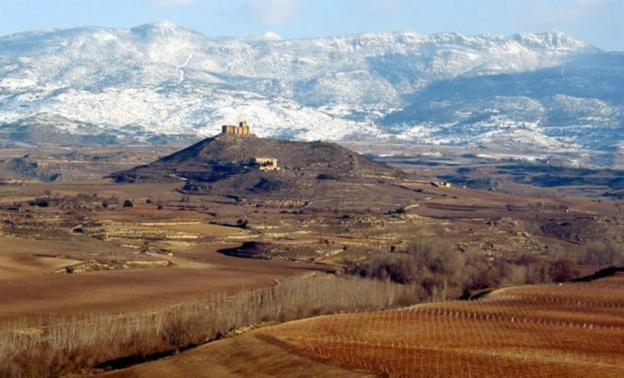 Panorámica del castillo de Davalillo con la sierra de Cantabria nevada al fondo, en una imagen de archivo. 