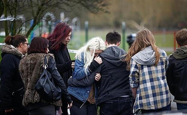 Unos jovenes rinden homenaje en el lugar donde fue asesinada el sábado en Londres Jodie Chesney, de 17 años.