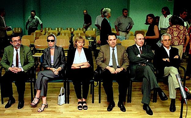 Imagen principal - Roldán, junto a Aragón y Urralburu en el juicio de la «trama navarra», en una visita a Logroño y tras su detención.