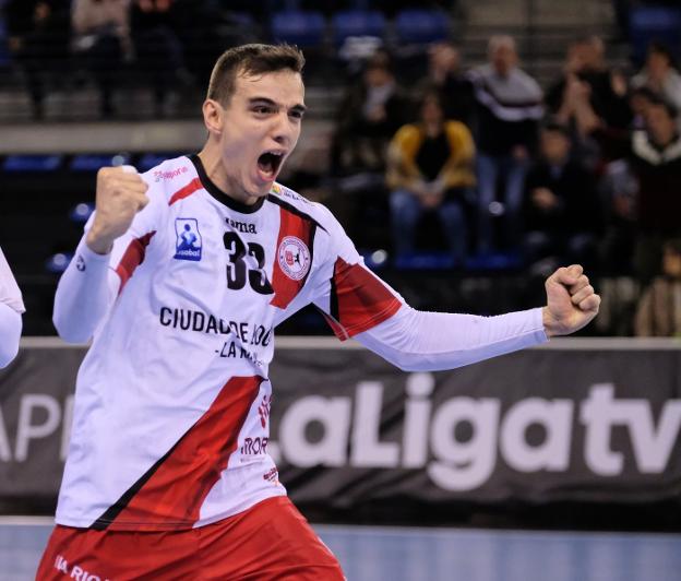 Edu Cadarso celebra un gol ante el Ademar, en el triunfo franjivino de la primera jornada de la segunda vuelta. :: Fernando Díaz