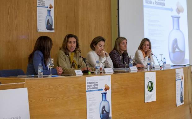 El Ayuntamiento de Logroño ha acogido la apertura de las Jornadas 'Afrontamiento de la violencia de género desde la psicología'. 