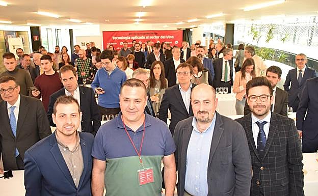 Los afortunados ganadores de los tres vinos catados, con Carlos Echapresto. :