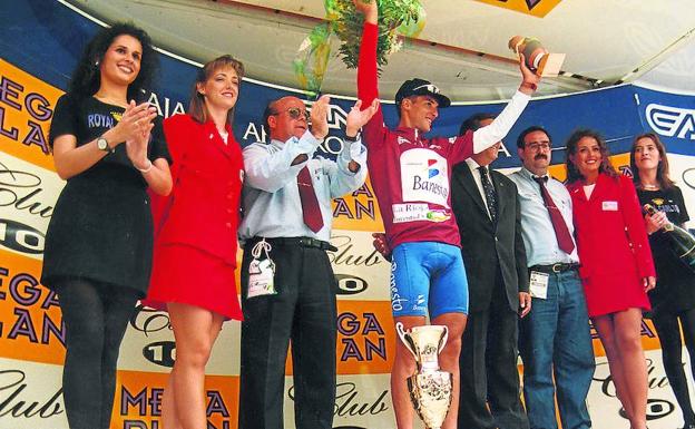 Imagen principal - 1997: Arriba, Chava Jiménez saluda al público tras sumar la segunda de sus vcitorias. 1998. Abraham Olano también ganó la Vuelat, y, abajo, Induráin saluda al cruzar la meta en 1995