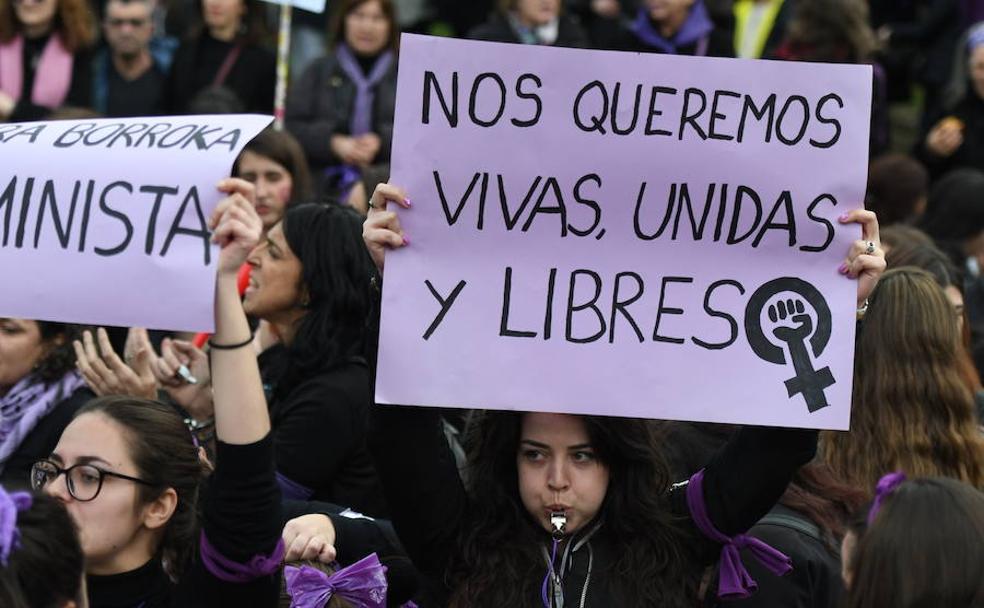 Un grupo de jóvenes, durante la concentración del pasado 8 de marzo en Bilbao; hoy las calles volverán a ser tomadas por las mujeres.