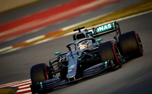 Lewis Hamilton, al volante de su Mercedes. 