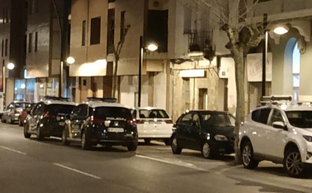 Los coches de Policía, junto a la vivienda okupada. 