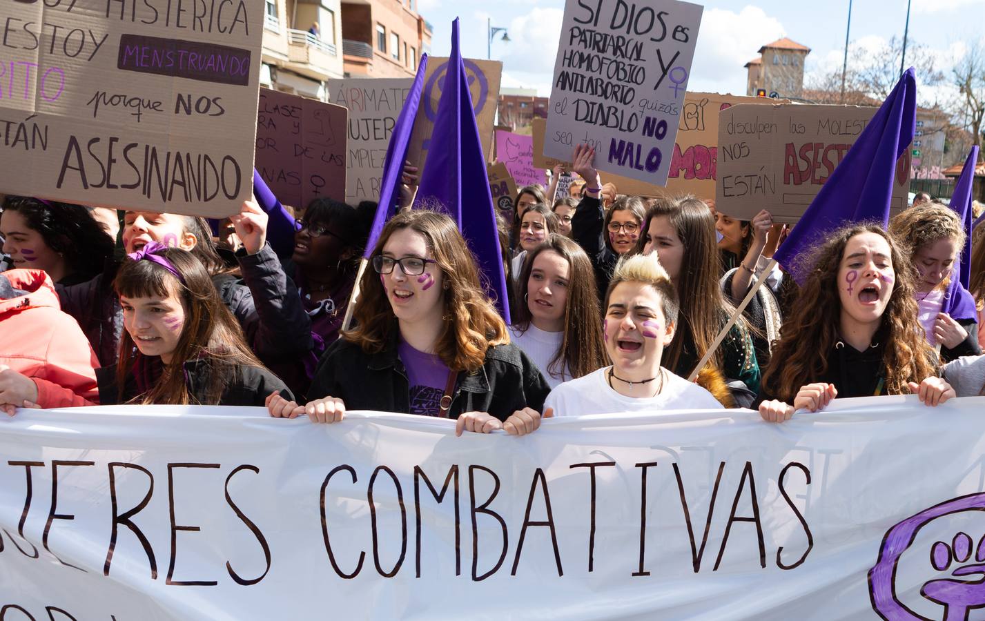 Fotos: Tres mil jóvenes participan en la manifestación estudiantil en el Día de la Mujer en Logroño