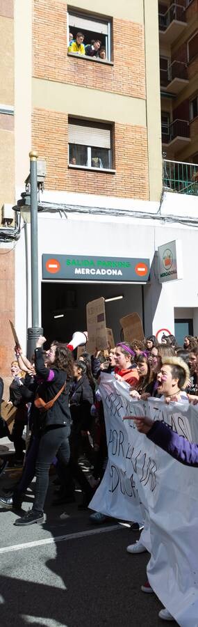 Fotos: Tres mil jóvenes participan en la manifestación estudiantil en el Día de la Mujer en Logroño