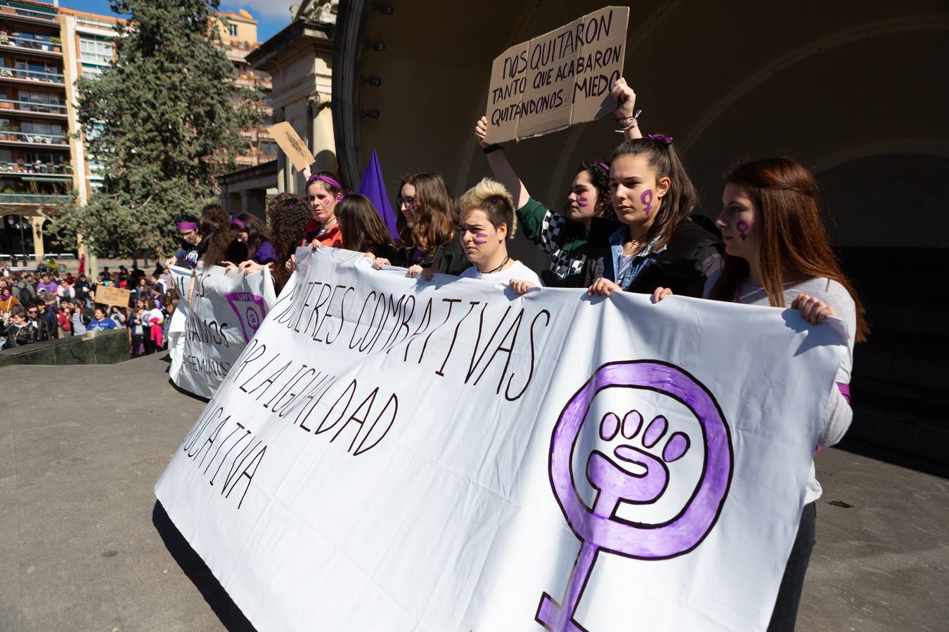 Fotos: La manifestación feminista estudiantil en Logroño, de camino a La Concha