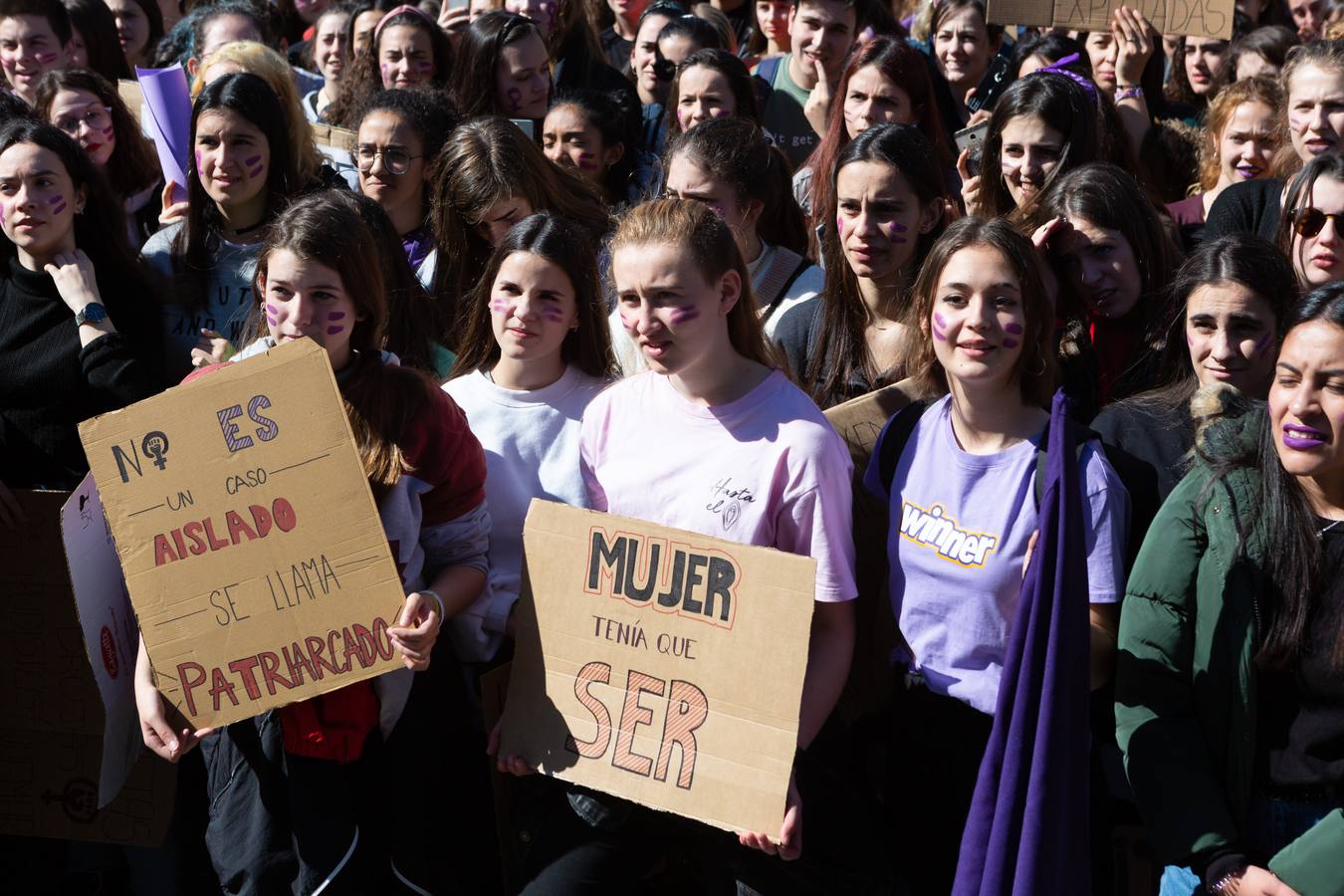 Fotos: La manifestación feminista estudiantil en Logroño, de camino a La Concha