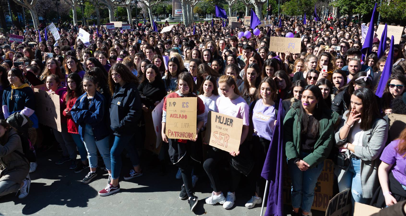 Fotos: La manifestación feminista estudiantil en Logroño, de camino a La Concha