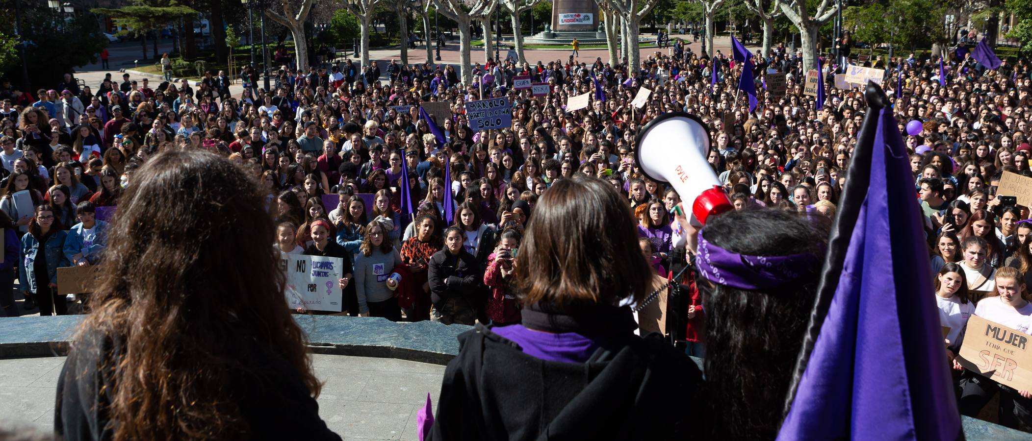 Fotos: La manifestación feminista estudiantil en Logroño, de camino a La Concha