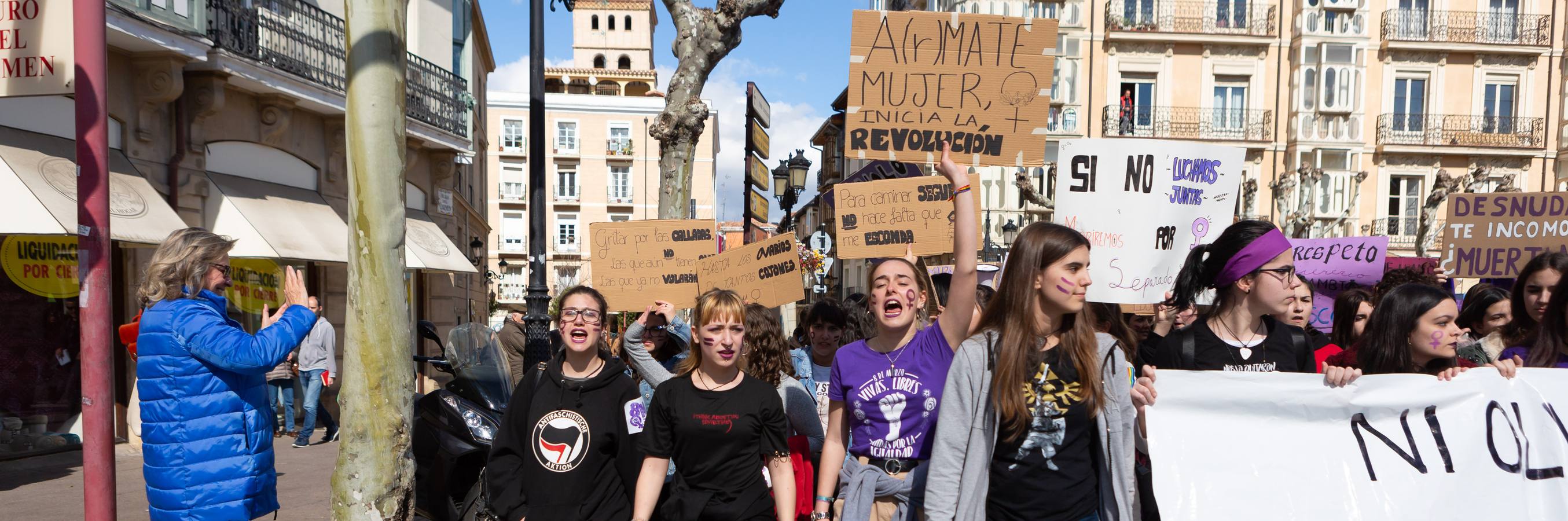 Fotos: La manifestación feminista estudiantil en Logroño, de camino a La Concha