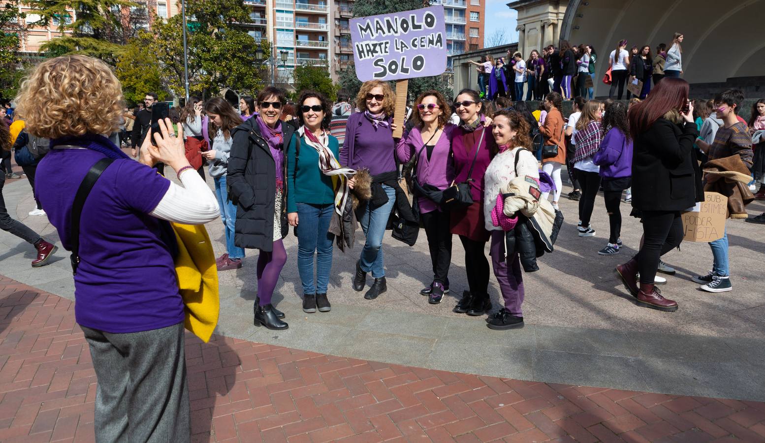 Fotos: La manifestación feminista estudiantil en Logroño, de camino a La Concha