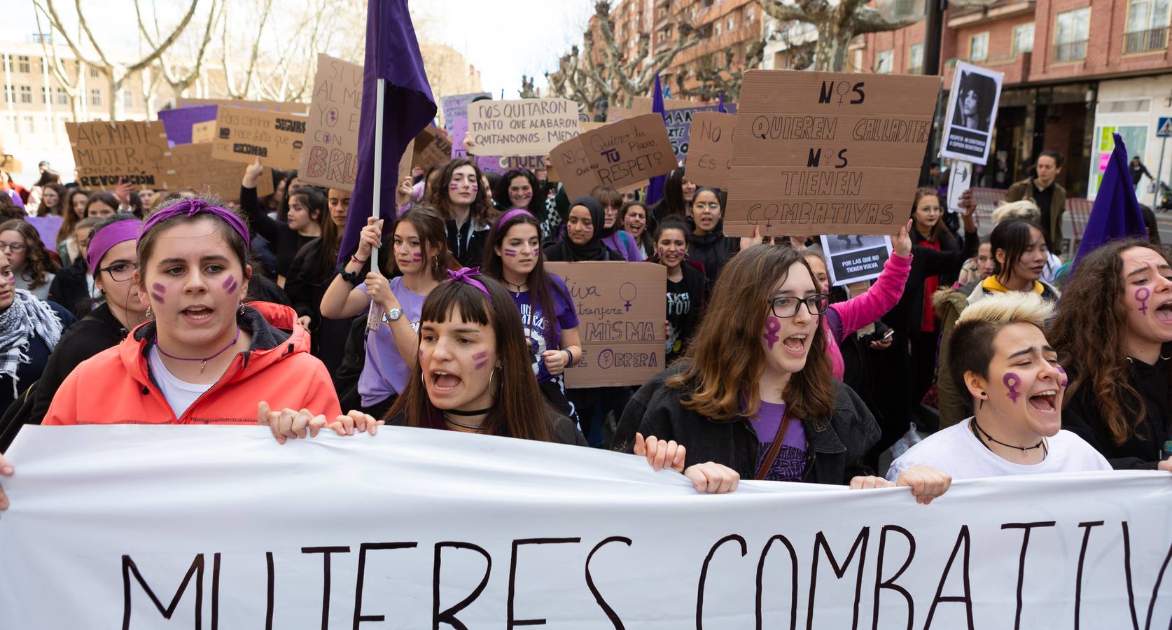 Fotos: La manifestación feminista estudiantil en Logroño, de camino a La Concha