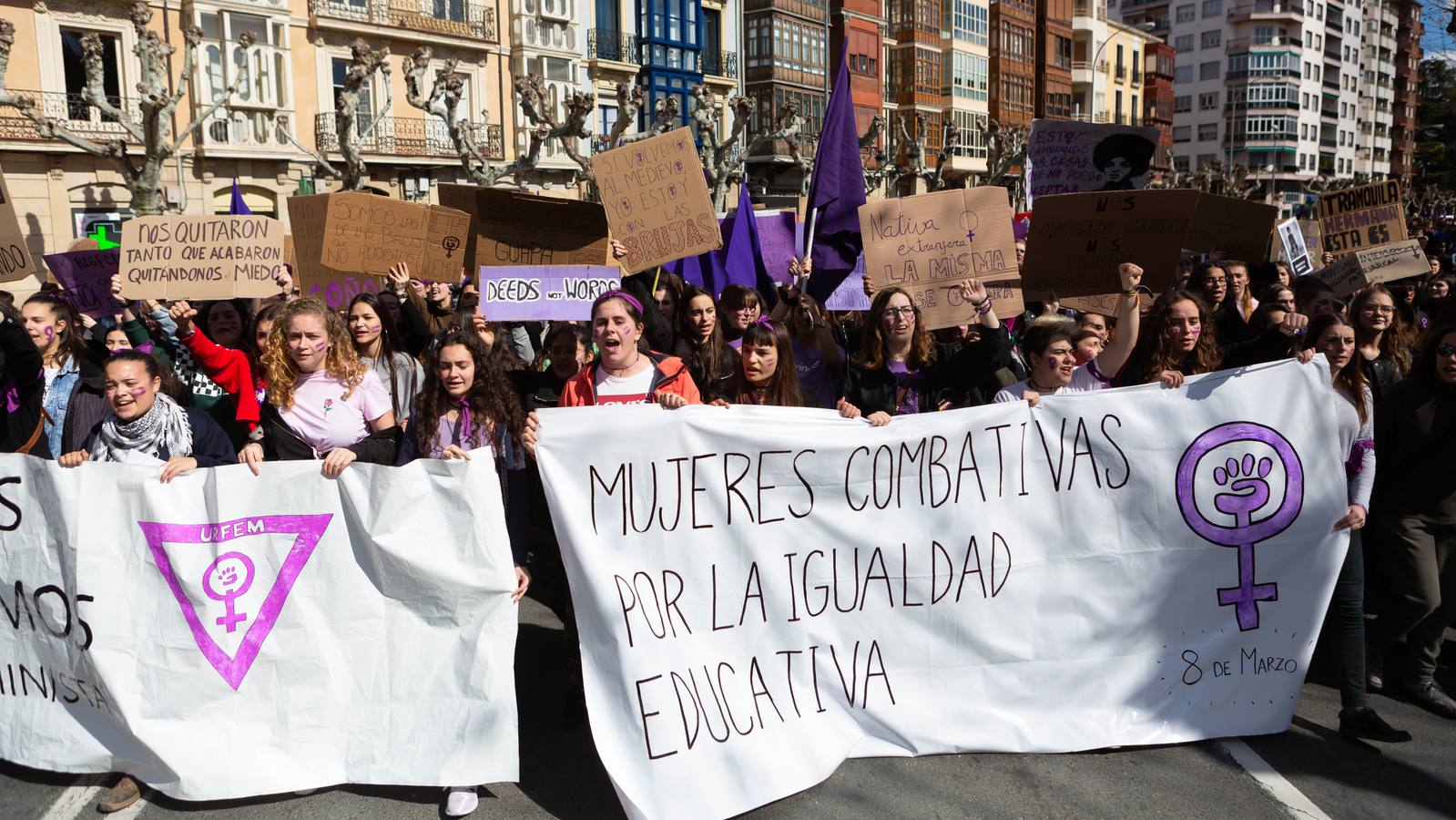 Fotos: La manifestación feminista estudiantil en Logroño, de camino a La Concha