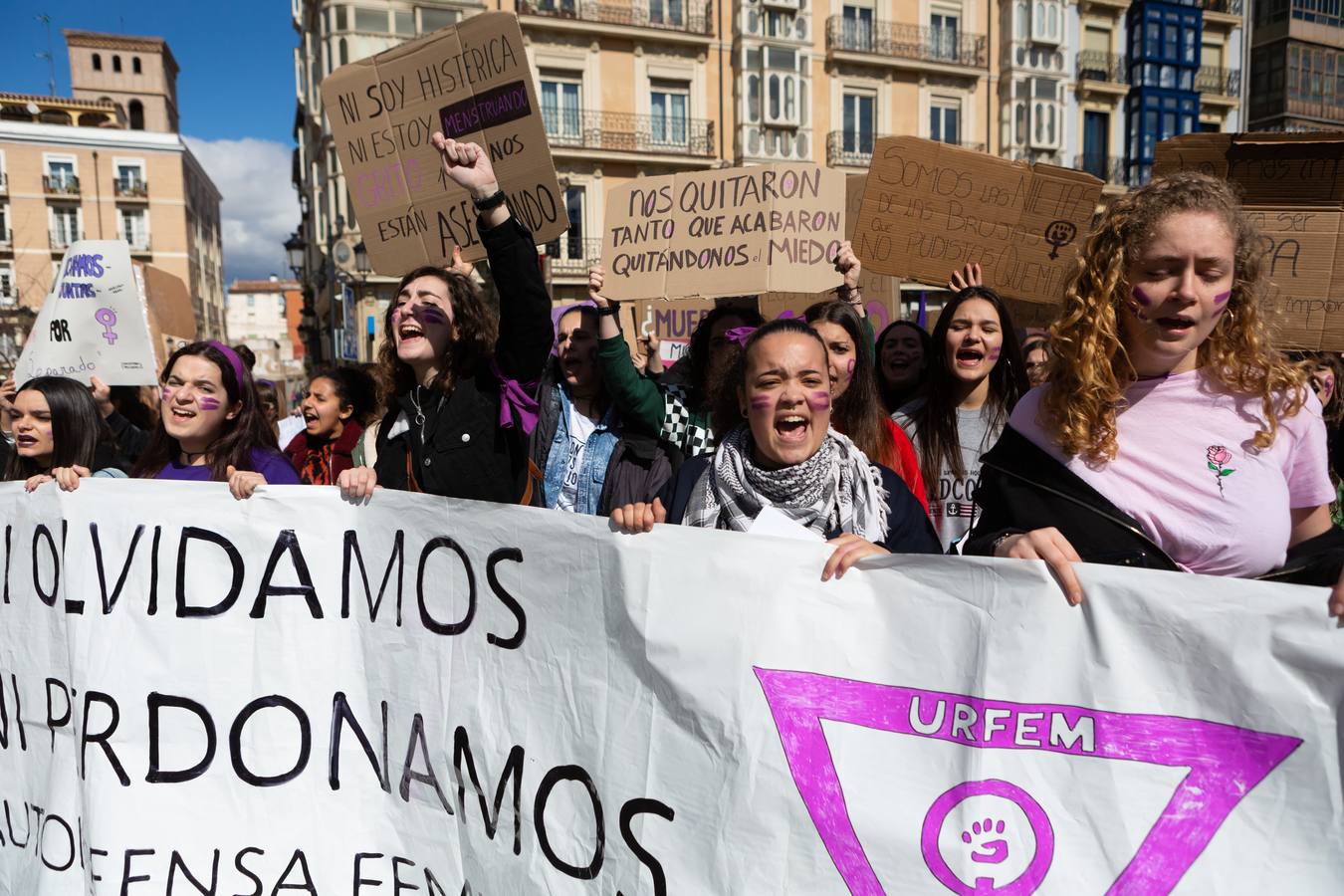 Fotos: La manifestación feminista estudiantil en Logroño, de camino a La Concha