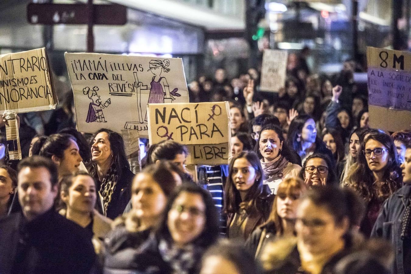 Fotos: La manifestación del Día de la Mujer llena al anocchecer las calles de Logroño