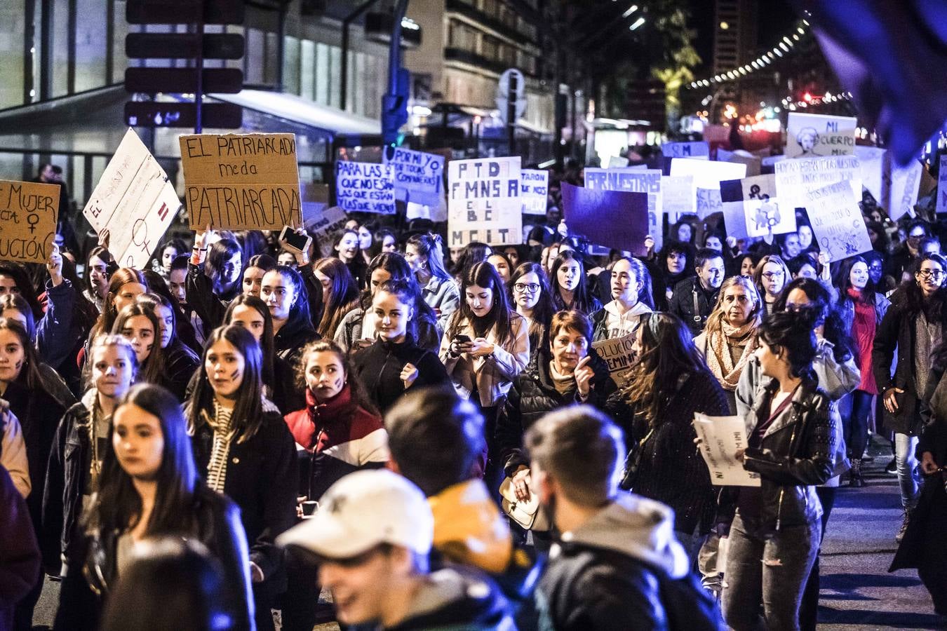 Fotos: La manifestación del Día de la Mujer llena al anocchecer las calles de Logroño