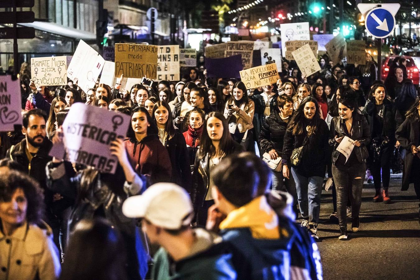 Fotos: La manifestación del Día de la Mujer llena al anocchecer las calles de Logroño