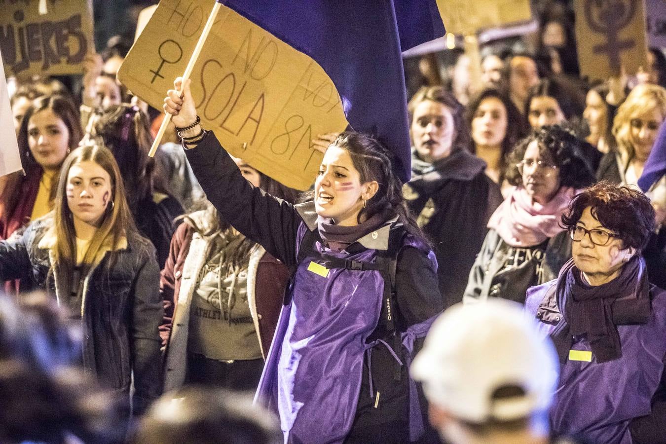 Fotos: La manifestación del Día de la Mujer llena al anocchecer las calles de Logroño