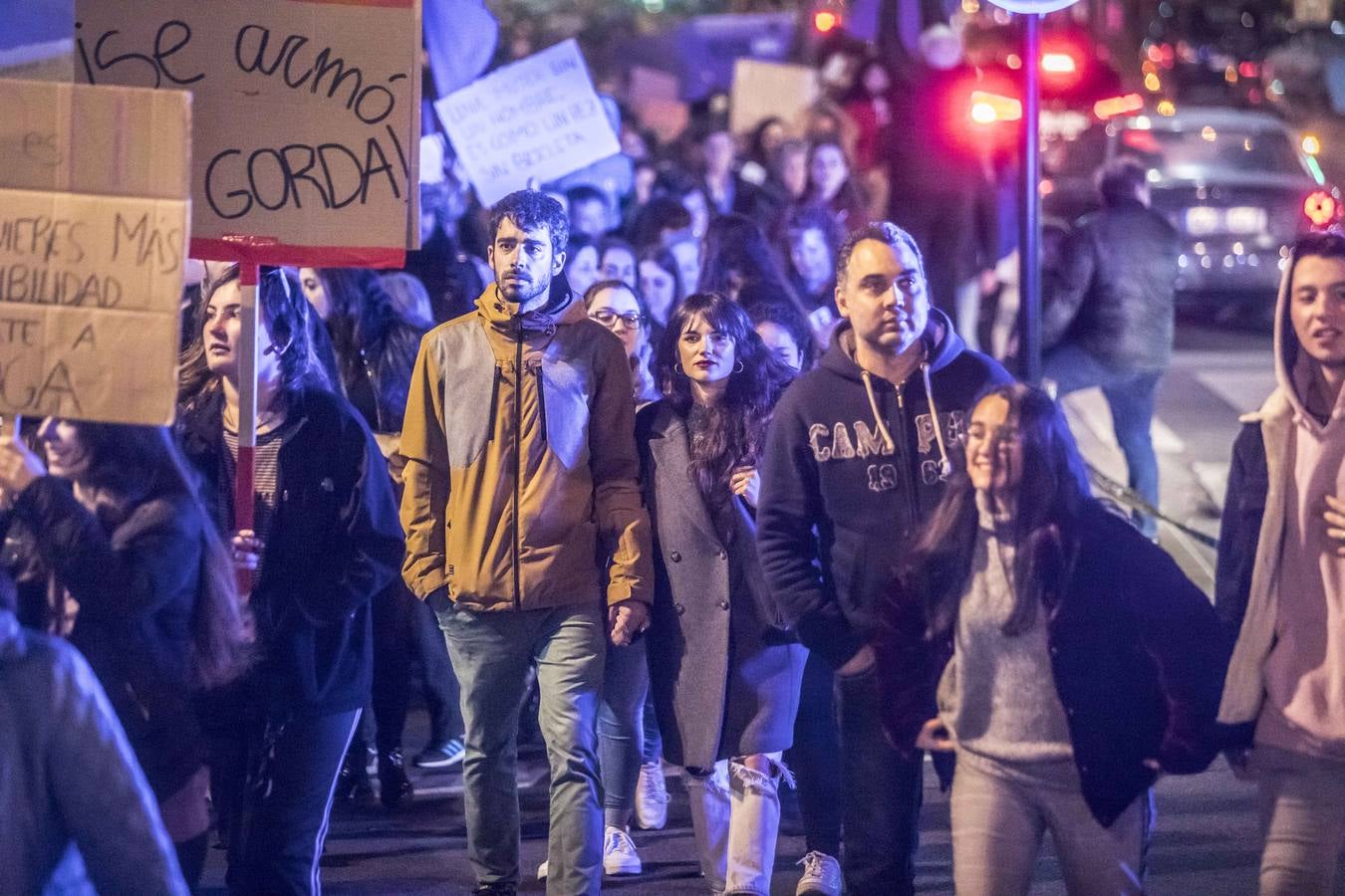 Fotos: La manifestación del Día de la Mujer llena al anocchecer las calles de Logroño