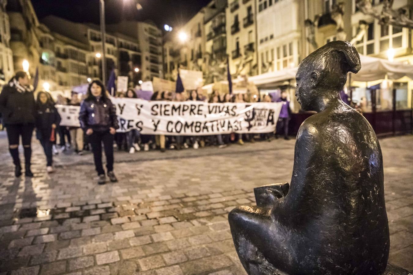 Fotos: La manifestación del Día de la Mujer llena al anocchecer las calles de Logroño