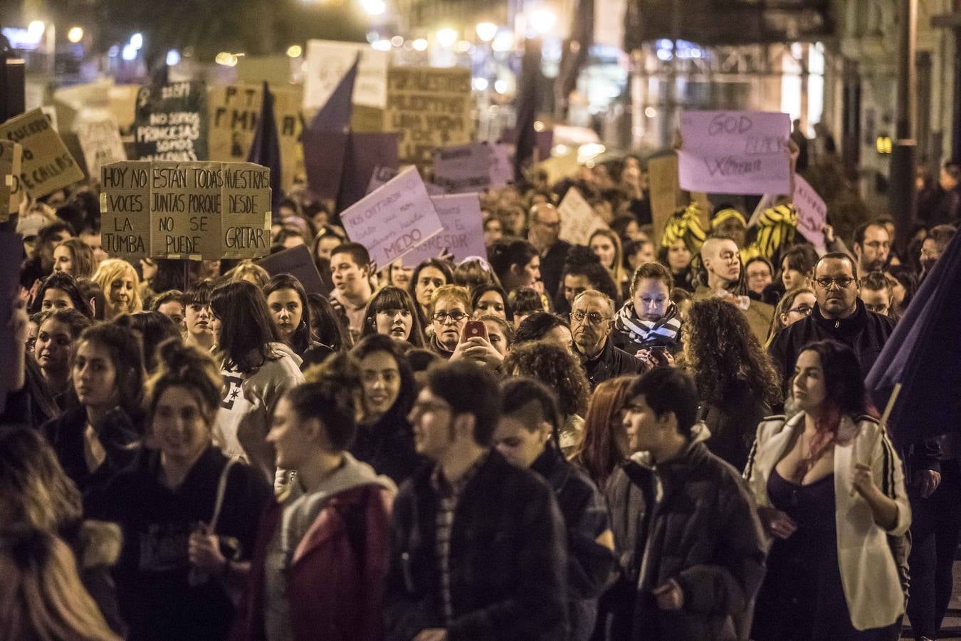 Fotos: La manifestación del Día de la Mujer llena al anocchecer las calles de Logroño