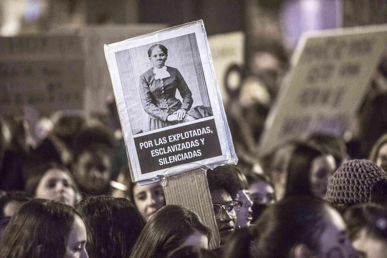 Fotos: La manifestación del Día de la Mujer llena al anocchecer las calles de Logroño