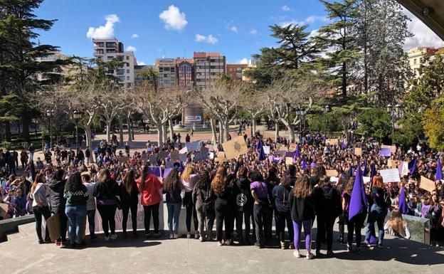 Galería. La manifestación feminista estudiantil en Logroño. De camino a La Conch