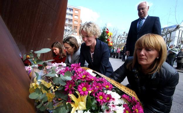 Las autoridades colocan la ofrenda floral ante el monumento en homenaje a las víctimas del terrorismo 