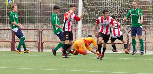 Viguera y Carballo celebran el primer gol de la UD Logroñés al Berceo. :: sonia tercero