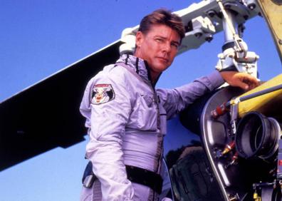 Imagen secundaria 1 - Jan-Michael Vincent, entre Gary Busey y William Katt en 'El gran miércoles'. Abajo, en su papel de piloto en 'Airwolf: helicóptero', serie en la que cobraba 250.000 dólares por episodio.